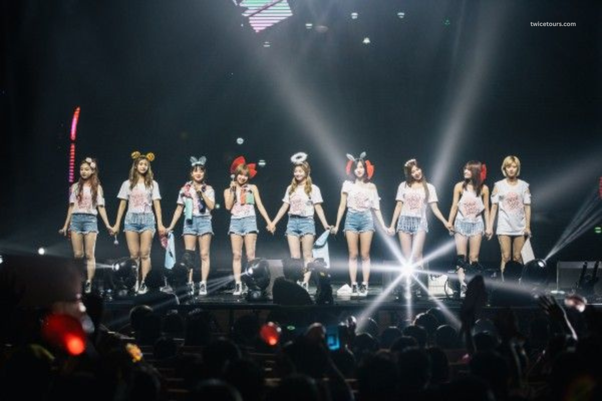 Members cute outfit on stage