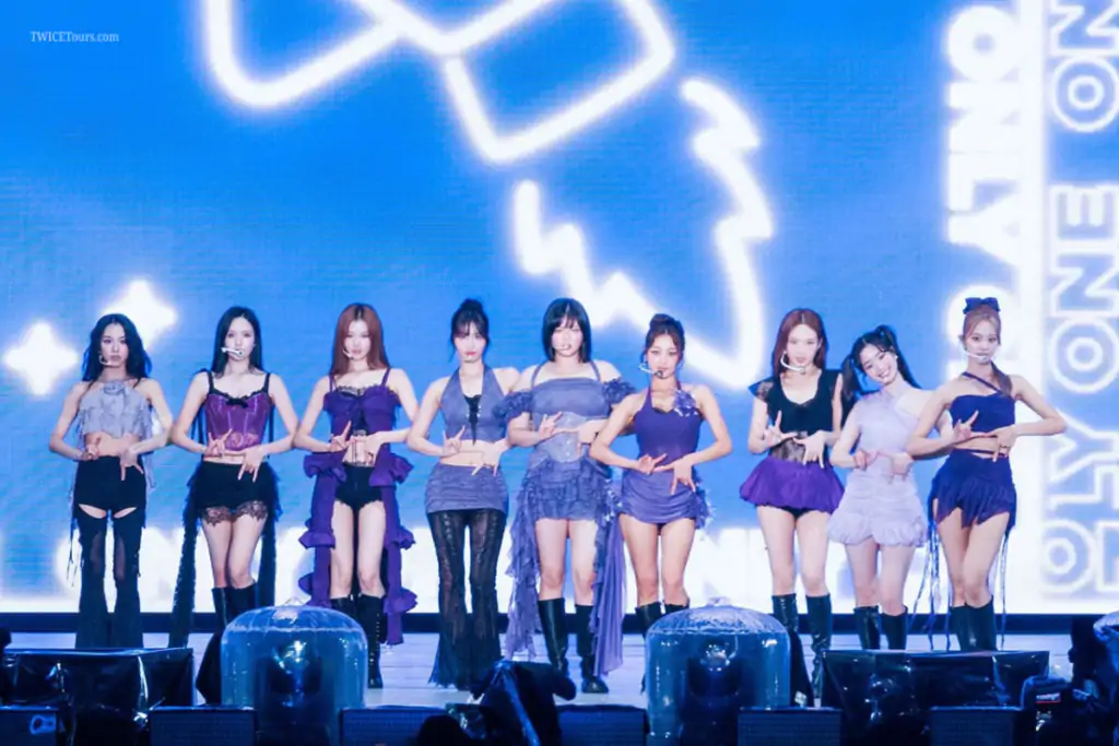 TWICE Seattle Concert: Full Setlist + Solo Performances 5 TWICE Amsterdam Members on stage