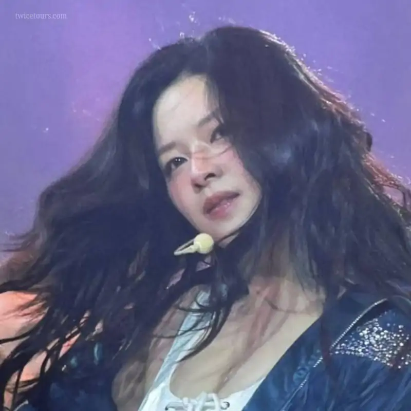 Jeongyeon (Yoo Jeongyeon): TWICE Career, Tours & Impact 8 Yoo Jeongyeon singing on stage