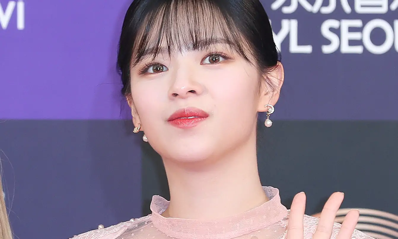Jeongyeon's Post-Steroid Recovery in Full View on TWICE's 2026 Tour 1 Jeongyeon Draws Attention for Weight Loss